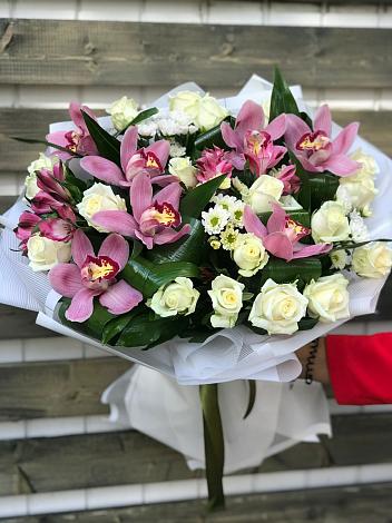 Букет цветов из: Розы и Хризантемы в Сангаре
