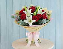 Букет цветов из:  Лилии и Розы в Сангаре