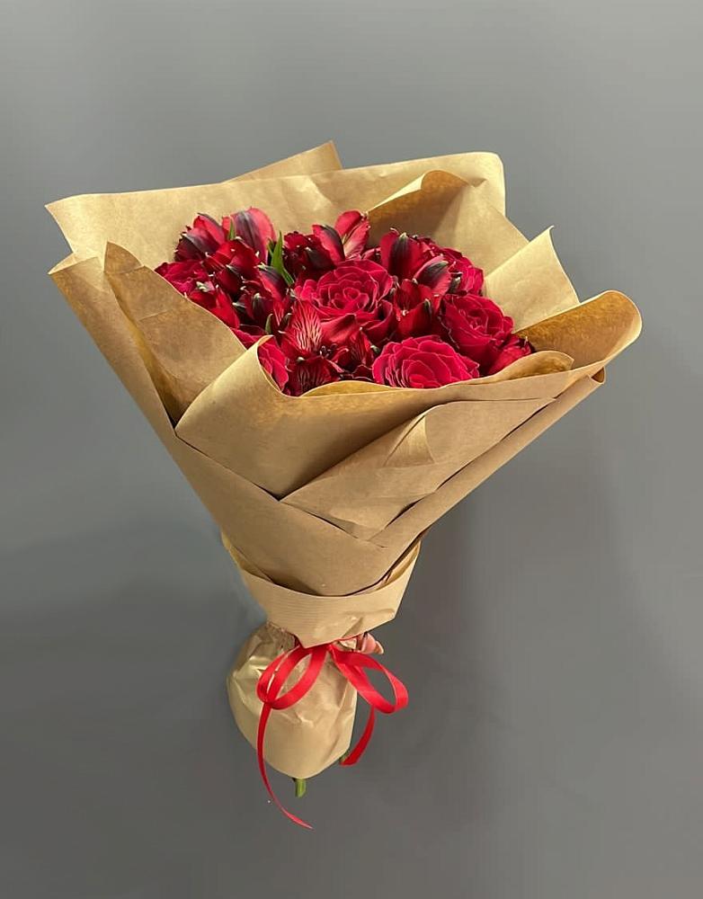 Букет цветов из: Альстромерии и Розы в Сангаре