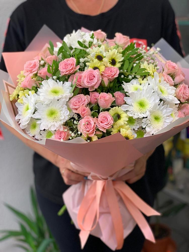 Букет цветов из: Розы и Хризантемы в Сангаре