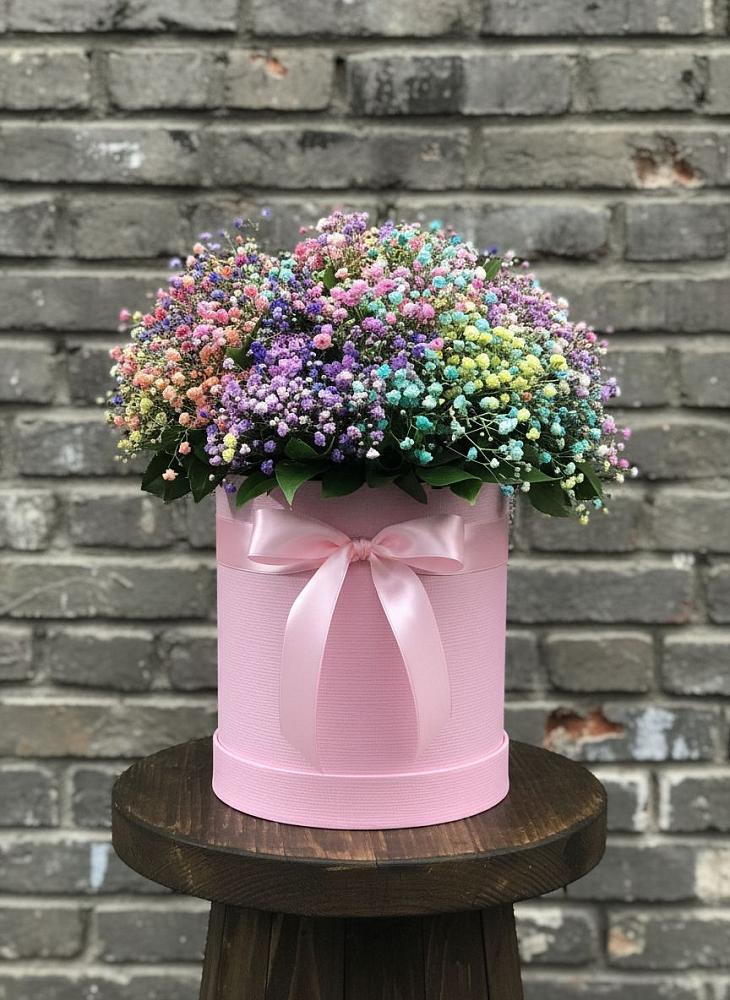 Цветочная композиция из Гипсофила и Розы в шляпной коробке в Сангаре