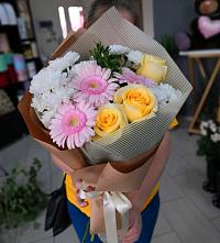 Букет цветов из:  Герберы, Розы и Хризантемы в Сангаре