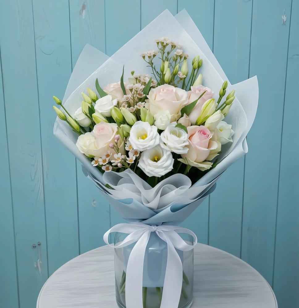 Букет цветов из: Розы и Лизиантусы в Сангаре