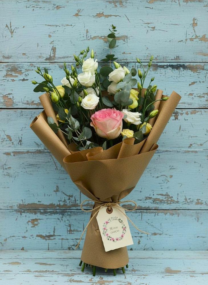 Букет цветов из: Розы и Лизиантусы в Сангаре