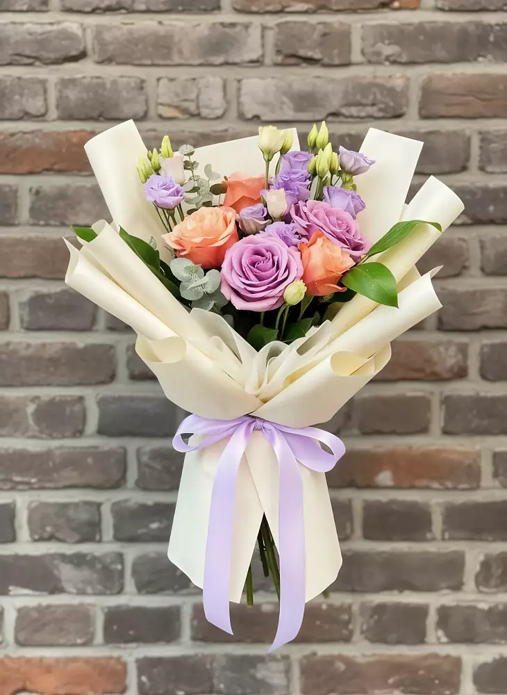 Букет цветов из: Лизиантусы и Розы в Сангаре