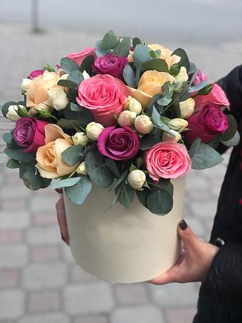 Цветочная композиция из Розы в шляпной коробке в Сангаре
