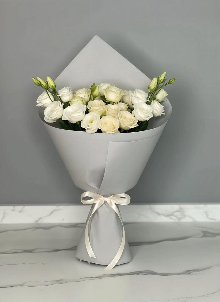 Букет цветов из: Розы и Лизиантусы в Сангаре