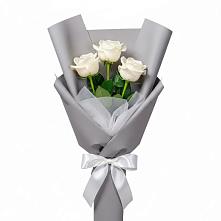 Букет 3 белые розы в Сангаре