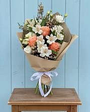 Букет цветов из:  Альстромерии, Лизиантусы, Розы и Хризантемы в Сангаре