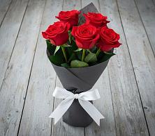 Букет 5 Красных роз Эдлесс Лав в Сангаре