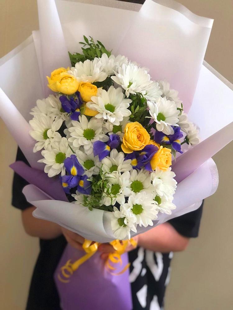 Букет цветов из: Ирисы, Хризантемы и Розы в Сангаре