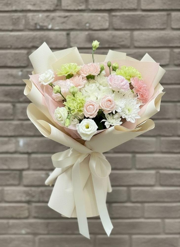 Букет цветов из: Гвоздики, Розы, Лизиантусы и Хризантемы в Сангаре