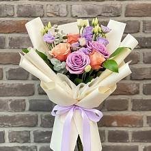 Букет цветов из:  Лизиантусы и Розы в Сангаре