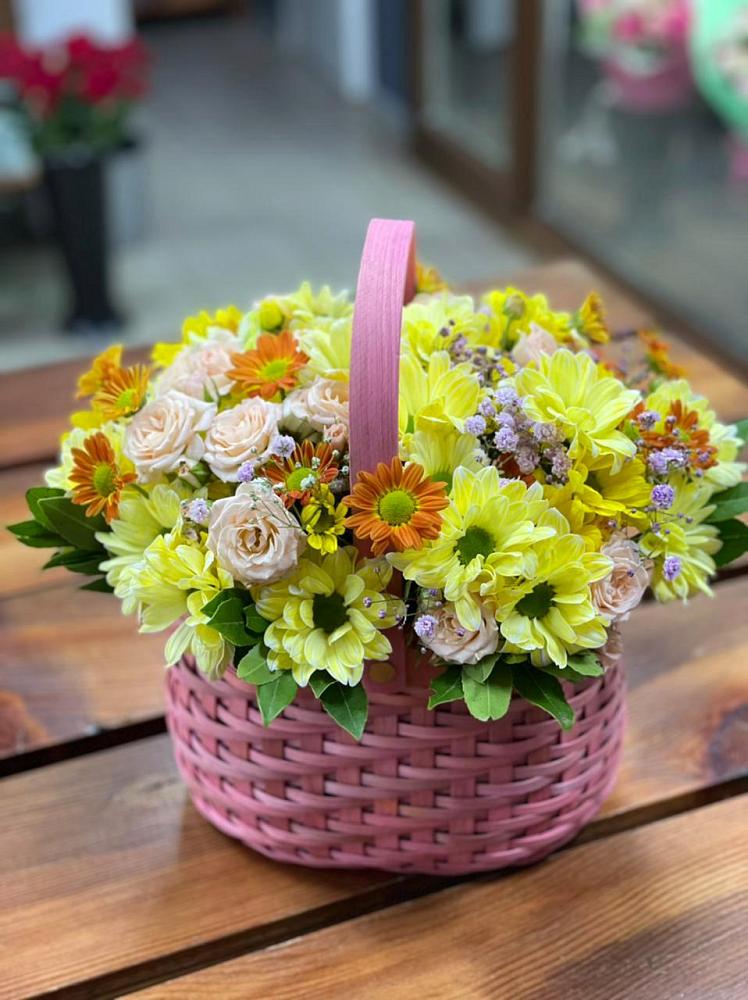Цветочная композиция из Хризантемы и Розы в корзине в Сангаре