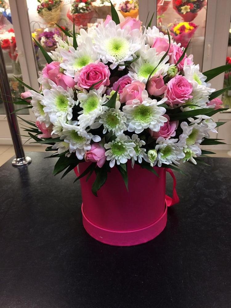 Цветочная композиция из Розы и Хризантемы в шляпной коробке в Сангаре