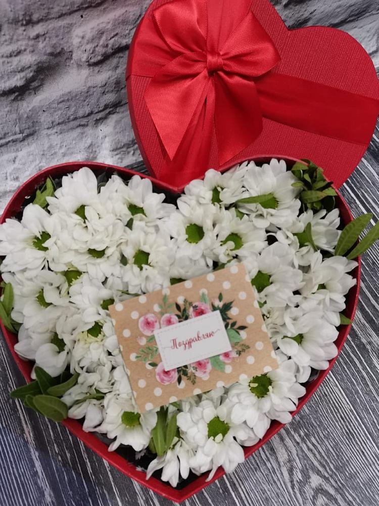 Цветочная композиция из Хризантемы в виде сердца в Сангаре