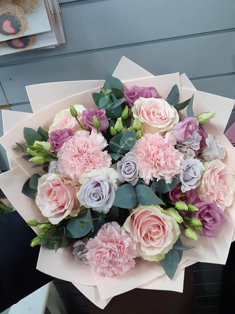 Букет цветов из: Розы, Гвоздики и Лизиантусы в Сангаре