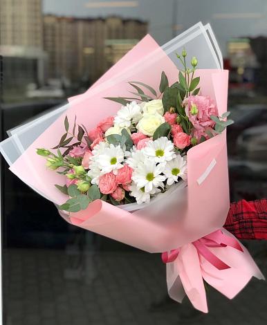 Букет цветов из: Розы, Лизиантусы и Хризантемы в Сангаре