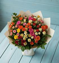 Букет Микс из разноцветных кустовых роз в Сангаре