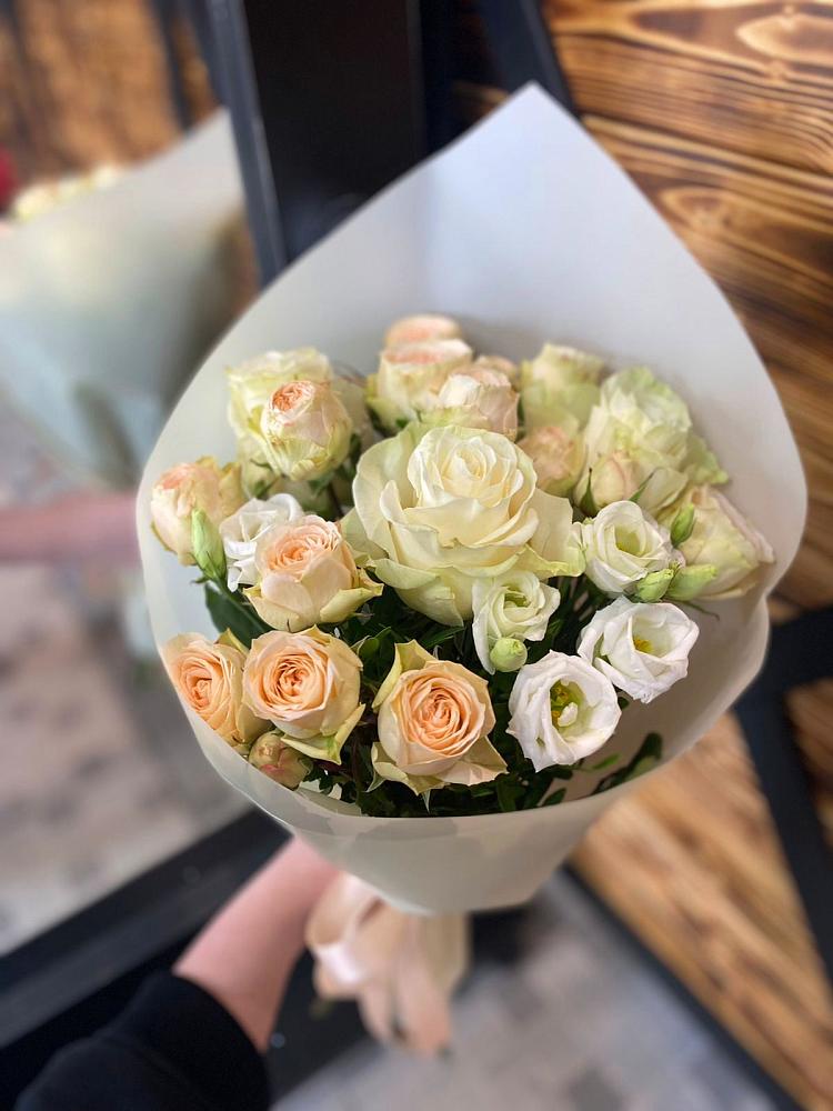 Букет цветов из: Розы и Лизиантусы в Сангаре