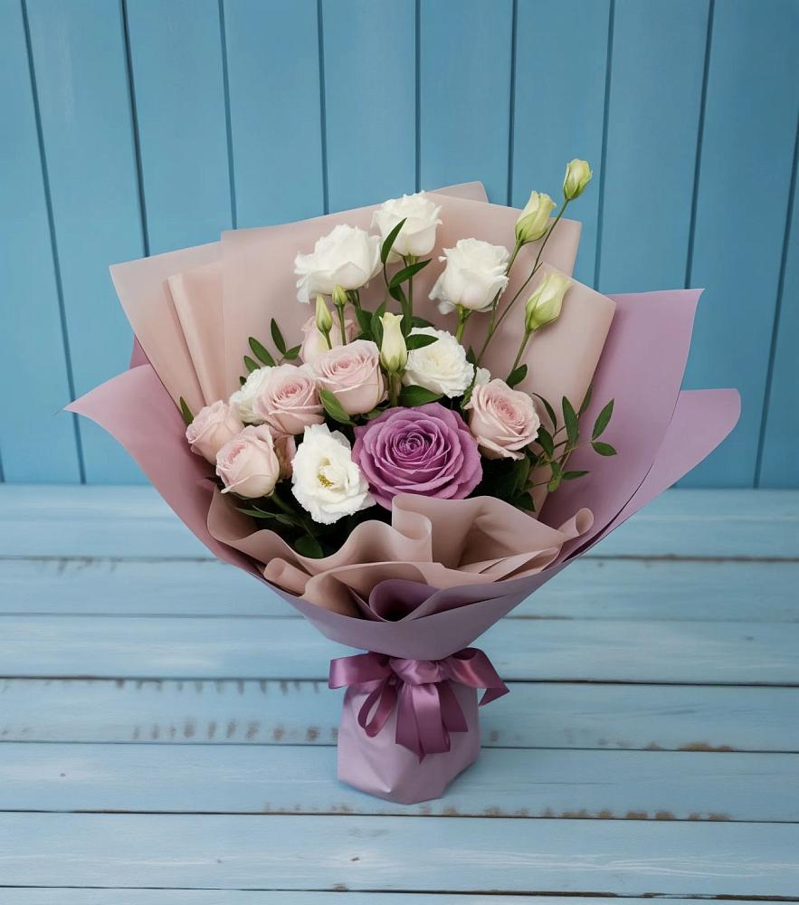 Букет цветов из: Розы и Лизиантусы в Сангаре